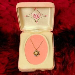 Vintage 70's Sweet 15" Mesh Gold Tone Rose Necklace with Pearl Accent in Box